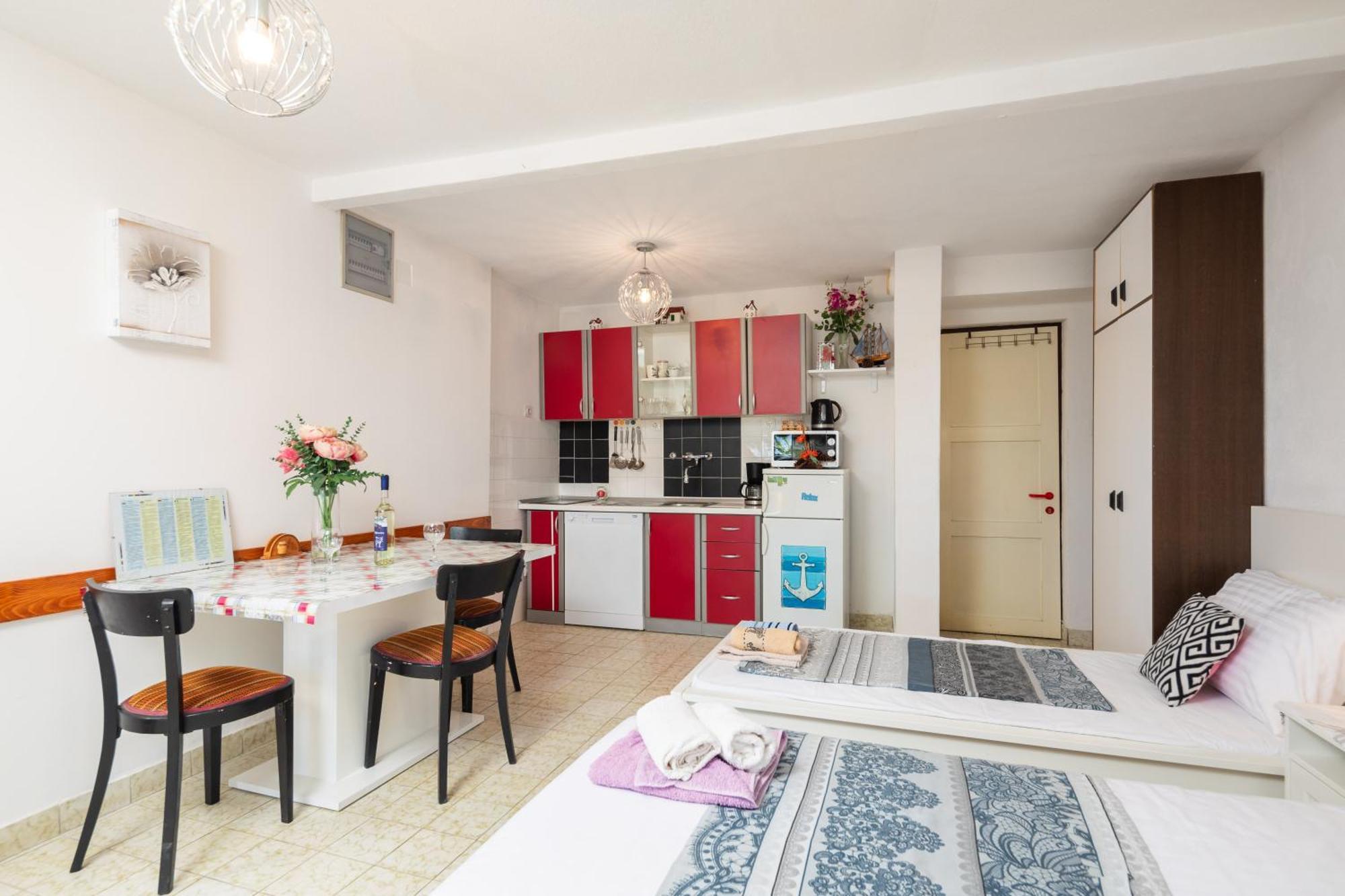 Urban Edge - Beach Apartments 오미스 외부 사진